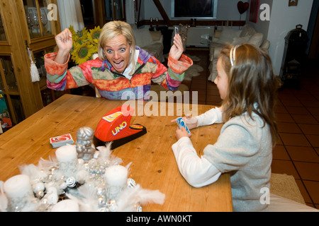 Madre giocando a carte con una decina di anni del bambino Foto Stock