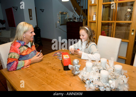 Madre giocando a carte con una decina di anni del bambino Foto Stock