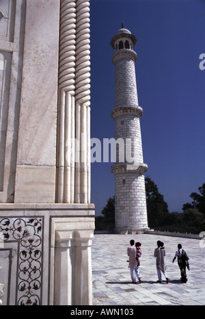 India Taj Mahal angolo di entrata al mausoleo e sud est minareto Foto Stock