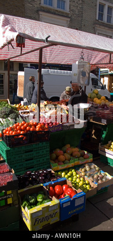 La frutta e la verdura in stallo, Portobello Road a Notting Hill, Londra, W11 Foto Stock