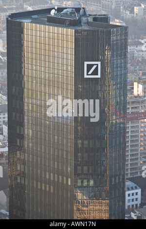 Lo skyline di Francoforte, Deutsche Bank tower al tramonto, Francoforte Hesse, Germania, Europa Foto Stock