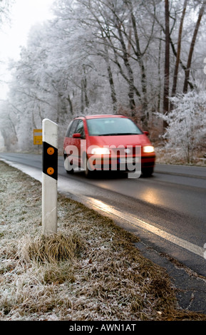 Traffico invernale, guida auto da riflettore post con i fari accesi, Hesse, Germania, Europa Foto Stock