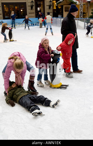 I bambini a pattinare sulla pista di pattinaggio artificiale nel centro della città, Francoforte Hesse, Germania, Europa Foto Stock