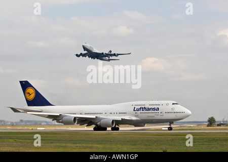 Lufthansa Boeing 747 sulla pista, un altro Lufthansa Boeing 747 decollare overhead a aeroporto di Francoforte Francoforte Hesse, Tedesco Foto Stock