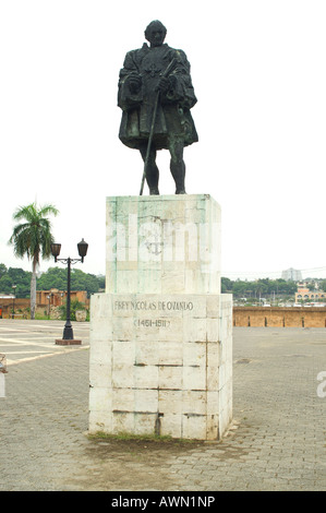 Alcazar de Colon Square e la statua del governatore Nicolas de Ovando, Santo Domingo, Repubblica Dominicana, dei Caraibi Foto Stock