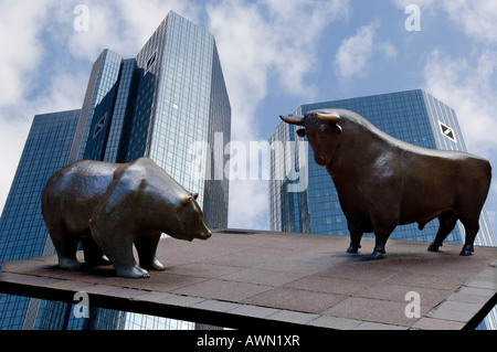 Torri gemelle della Deutsche Bank con bull e recare le sculture per la Deutsche Boerse (composizione di shot), Francoforte Hesse, germe Foto Stock