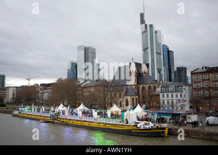 Nave con pista da pattinaggio su ghiaccio sul ponte ancorato a Francoforte Hesse, Germania, Europa Foto Stock