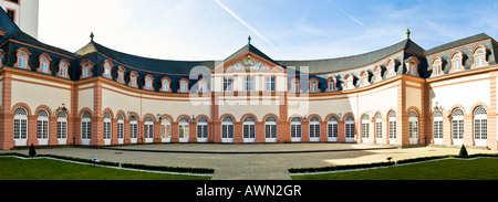 Orangerie e il castello di chiesa a Weilburg Castello, castello rinascimentale costruito 1553-1572, Weilburg an der Lahn, Hesse, Germania, Europa Foto Stock