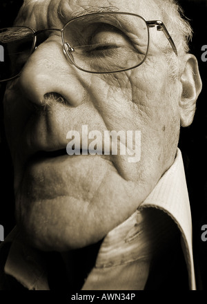 In bianco e nero il vecchio il volto dell'uomo cerca infelice Foto Stock