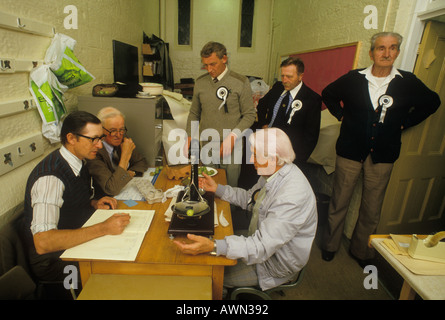 Egton Bridge Old Gooseberry show North Yorkshire 1990 Regno Unito. I giudici pesano bacche Yorkshire, un evento annuale nel mese di agosto HOMER SYKES Foto Stock