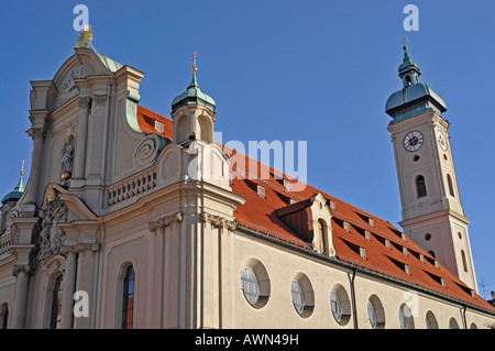 Heilig Geist Kirche (chiesa del Santo Spirito) accanto al Viktualienmarkt marketplace, Monaco di Baviera, Germania, Europa Foto Stock