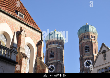 Torri gemelle della chiesa Frauenkirche (cattedrale di Nostra Signora Santissima) di Monaco di Baviera, Germania, Europa Foto Stock