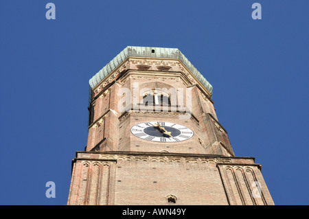 La Frauenkirche (cattedrale di Nostra Signora Santissima) torre in Monaco di Baviera, Germania, Europa Foto Stock