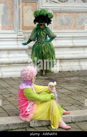 Persona vestita di un costume e una maschera durante il Carnevale a Venezia, Italia e Europa Foto Stock