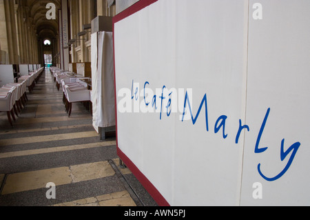 Francia Paris 1 Le Louvre esplanade Cafe Marly sotto i colonnati Foto Stock