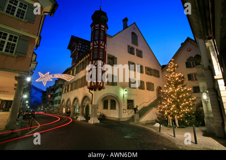 Illuminazione di Natale sulla strada principale con case storiche e municipio di Lichtensteig, San Gallo, Svizzera Foto Stock