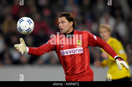 Il portiere Roman WEIDENFELLER Borussia Dortmund obiettivo-kick Foto Stock