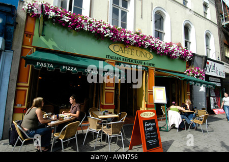 Caffe Onu, Upper Street, Islington Londra Inghilterra Gran Bretagna REGNO UNITO Foto Stock