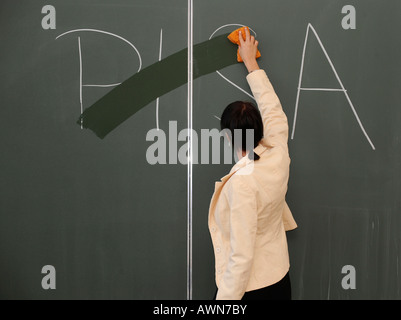 Giovani insegnanti di sesso femminile e di programma per la valutazione internazionale degli studenti Foto Stock