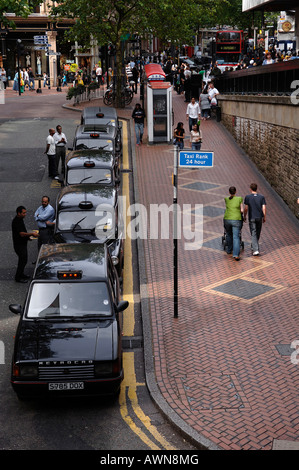 Inglese taxi, taxistand presso la stazione ferroviaria di Birmingham West Midlands, England, Regno Unito, Europa Foto Stock