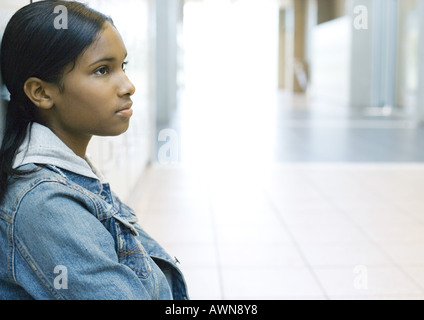 Teen ragazza nel corridoio della scuola Foto Stock