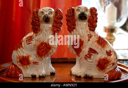 Due Cocker Spaniel statuette di porcellana seduto sul piatto d'argento. Foto Stock