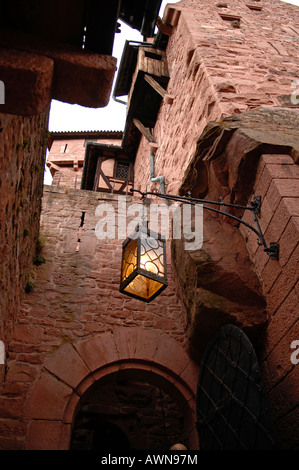 I merli nel cortile presso il Château du Haut-fortezza Knigsbourg, Alsazia, Francia, Europa Foto Stock