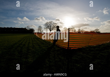 Ragazzino sulla massa di ricreazione con Sun e silhouette Foto Stock