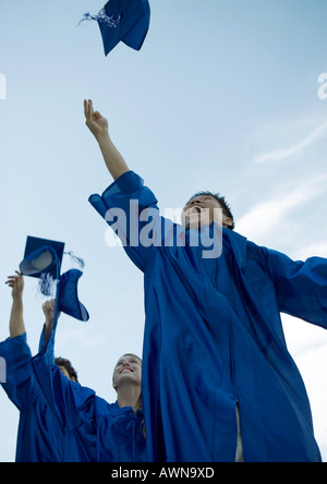 I laureati di gettare i tappi Foto Stock