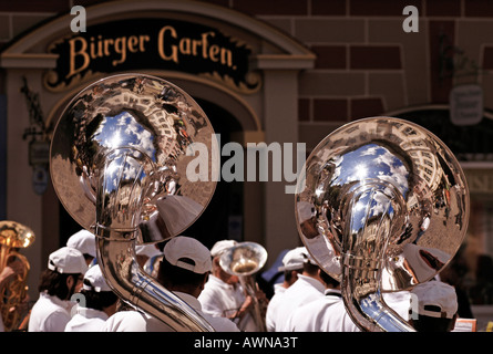 Banda di ottoni di eseguire al di fuori di un pub di Bad Toelz, Alta Baviera, Baviera, Germania, Europa Foto Stock