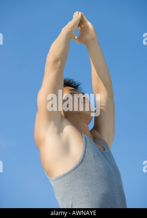 L'uomo facendo esercizi di rilassamento Foto Stock