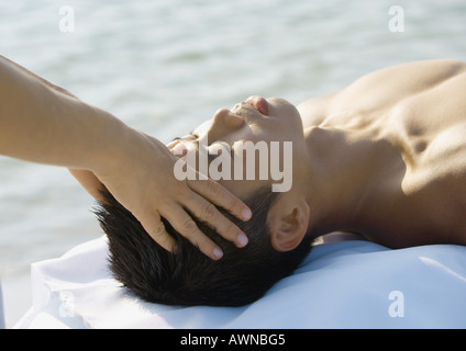 L'uomo riceve massaggio della testa Foto Stock