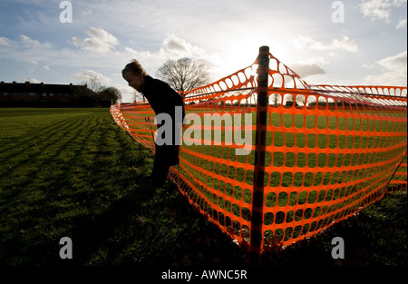 Ragazzino sulla massa di ricreazione con Sun e silhouette Foto Stock