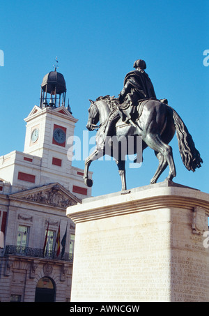 Statua equestre di re Carlos III e torre dell'orologio. Puerta del Sol. Madrid. Spagna. Foto Stock