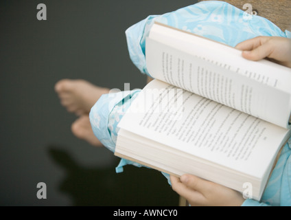 Bambino libro di lettura, ad alto angolo di visione Foto Stock