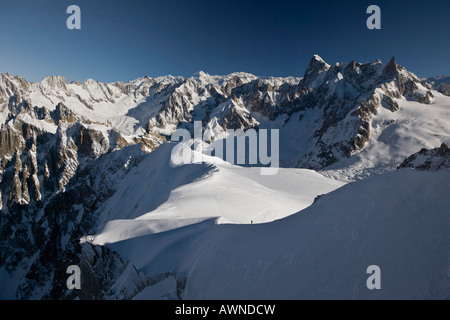 Le maestose cime innevate scena di sciatore in montagna sopra Chamonix, Francia Foto Stock
