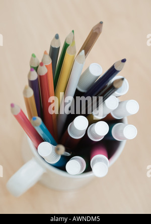 La tazza piena di matite colorate e pennarelli, ad alto angolo di visione Foto Stock