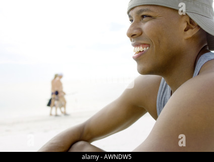 Uomo sulla spiaggia, sorridente Foto Stock