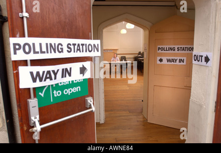 Un seggio IN SUD WRAXALL WILTSHIRE REGNO UNITO dove la votazione si è svolta PER IL PARLAMENTO EUROPEO 10 8 2004 Foto Stock