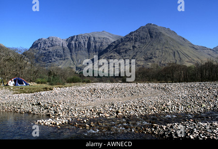 Bidean Nam Bian in Glen Coe Highland scozzesi vista dal fiume dello stesso nome su una soleggiata giornata springn Foto Stock