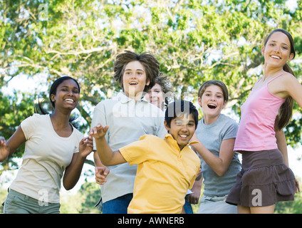 Preteen amici jumping, ritratto Foto Stock