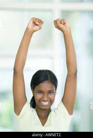 Teen ragazza con le braccia in alto Foto Stock