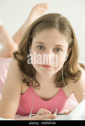 Ragazza Preteen ascolto di auricolari Foto Stock