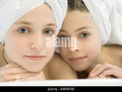 Due ragazze preteen con i capelli avvolti in asciugamani Foto Stock