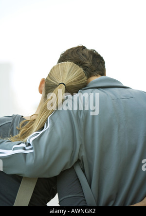 Coppia giovane, testa di donna uomo sulla spalla, vista posteriore Foto Stock