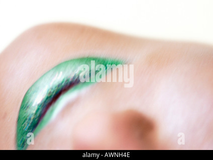 Donna che indossa un rossetto verde, in prossimità della bocca, offuscata, capovolto. Foto Stock