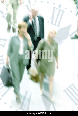 Gli imprenditori a piedi attraverso un orologio montage Foto Stock