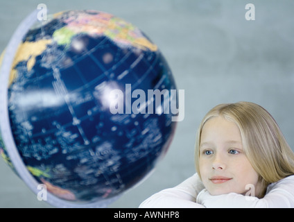 Ragazza guardando al mondo Foto Stock