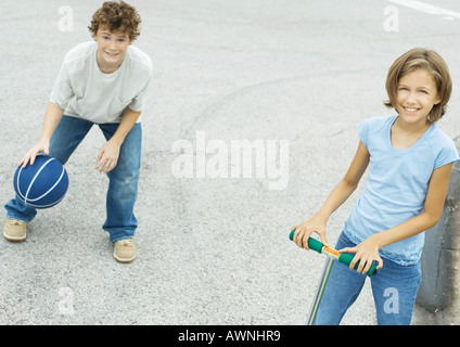 Suburban bambini che giocano in strada Foto Stock