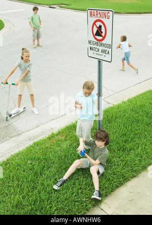 Suburban bambini appendere fuori in strada Foto Stock